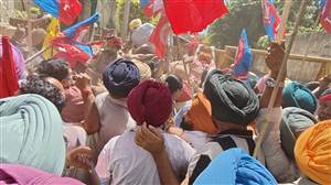 ਪਟਿਆਲਾ 'ਚ ਸਥਿਤੀ ਹੋਈ ਤਣਾਅਪੂਰਨ, ਪੁਲਿਸ ਦੇ ਬੈਰੀਕੇਡ ਤੋੜ ਕੇ ਮੰਤਰੀ ਦੀ ਰਿਹਾਇਸ਼ ਤੱਕ ਪਹੁੰਚੇ ਪ੍ਰਦਰਸ਼ਨਕਾਰੀ; ਤਿੱਖਾ ਹੋਇਆ ਸੰਘਰਸ਼