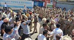 Sangrur News : ਸੀਐੱਮ ਦੀ ਰਿਹਾਇਸ਼ ਅੱਗੇ ਕੱਚੇ ਅਧਿਆਪਕਾਂ ਤੇ ਪੁਲਿਸ ’ਚ ਧੱਕਾ-ਮੁੱਕੀ, ਪੁਲਿਸ ਨੇ 15 ਨੂੰ ਜੁਆਇੰਟ ਸੈਕਟਰੀ ਨਾਲ ਮੀਟਿੰਗ ਦਾ ਦਿੱਤਾ ਭਰੋਸਾ