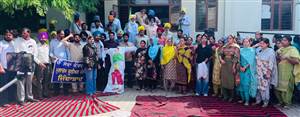 ਸੇਵਾ ਕੇਂਦਰਾਂ ਦੇ ਮੁਲਾਜ਼ਮਾਂ ਨੇ ਹੜ੍ਹਤਾਲ ਕਰਦਿਆਂ ਫੂਕੀ ਪੰਜਾਬ ਸਰਕਾਰ ਦੀ ਅਰਥੀ