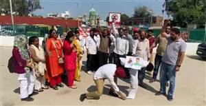 ਸੇਵਾ ਕੇਂਦਰ ਮੁਲਾਜ਼ਮਾਂ ਨੇ ਸਰਕਾਰ ਖ਼ਿਲਾਫ਼ ਕੀਤਾ ਰੋਸ ਪ੍ਰਦਰਸ਼ਨ