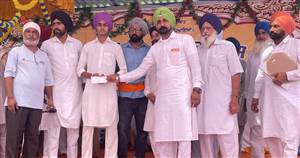 ਪੌਦੇ ਸੰਭਾਲਣ ਵਾਲਿਆਂ ਨੂੰ ਨਕਦ ਇਨਾਮ ਤਕਸੀਮ ਕੀਤੇ