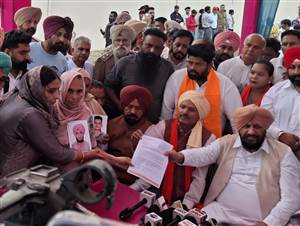 ਸਾਊਦੀ ਅਰਬ ’ਚ ਫਸੇ ਨੌਜਵਾਨਾਂ ਦੇ ਮਾਮਲੇ ’ਚ ਮੇਜਰ ਅੰਜੂ ਬਾਲਾ ਨੇ ਘੱਟ ਗਿਣਤੀ ਕਮਿਸ਼ਨ ਨੂੰ ਸੌਂਪਿਆ ਮੰਗ ਪੱਤਰ