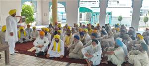 ਸਰਪੰਚ ਖ਼ਿਲਾਫ਼ ਕਾਰਵਾਈ ਲਈ ਸਪੀਕਰ 'ਤੇ ਸੀਐਮ ਦੀ ਕੋਠੀ ਅੱਗੇ ਧਰਨੇ