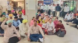 ਲੁਧਿਆਣਾ ਦੇ ਸੇਵਾ ਕੇਂਦਰਾਂ ’ਚ ਕਲਮ ਛੋੜ ਹੜਤਾਲ, ਤਨਖ਼ਾਹ ਕਟੌਤੀ ਖ਼ਿਲਾਫ਼ ਮੁਲਾਜ਼ਮਾਂ ਦਾ ਪ੍ਰਦਰਸ਼ਨ; ਲੋਕ ਪਰੇਸ਼ਾਨ