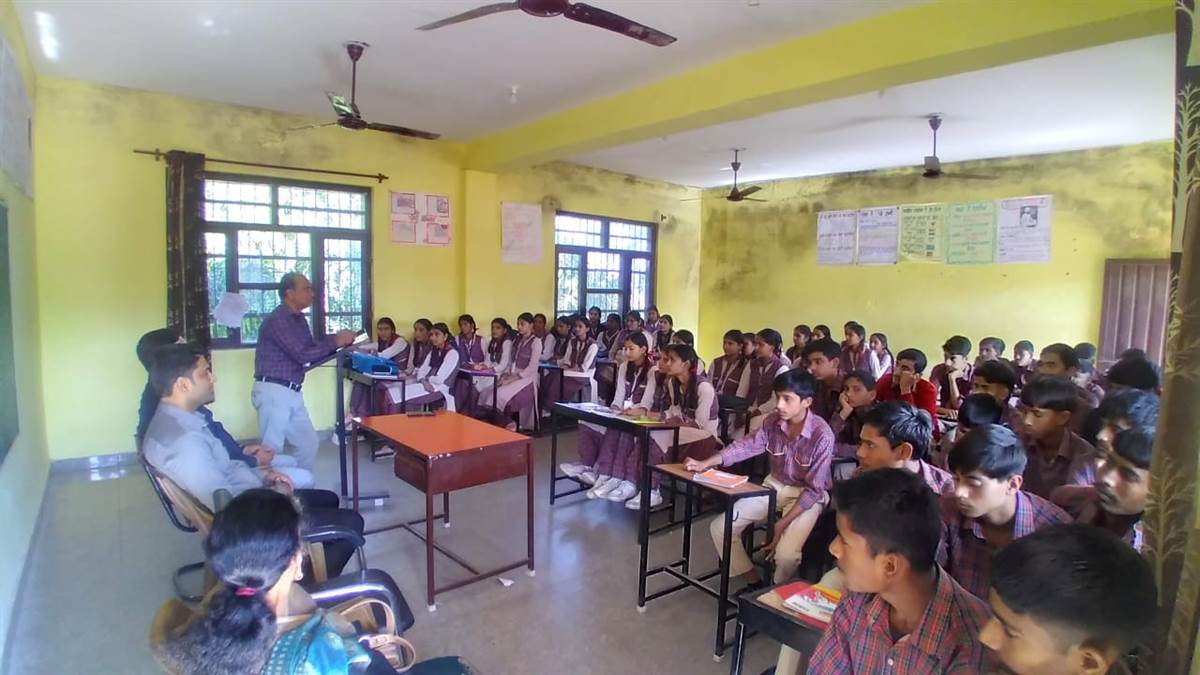 ਸਰਕਾਰੀ ਸਕੂਲ ਭੰਬੋਤਾੜ ਤੇ ਪਲਾਹੜ ਵਿਖੇ ਕਰੀਅਰ ਗਾਈਡੈਂਸ ਪ੍ਰੋਗਰਾਮ ਕਰਵਾਇਆ