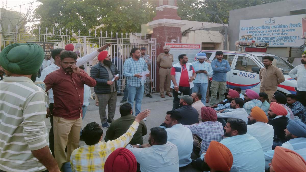 ਤਿੰਨ ਜਥੇਬੰਦੀਆਂ ਨੇ ਘੇਰਿਆ ਪਾਵਰਕਾਮ ਦਾ ਮੁੱਖ ਦਫ਼ਤਰ, ਦੋਵੇਂ ਗੇਟ ਬੰਦ ਕਰਕੇ ਕੀਤੀ ਨਾਅਰੇਬਾਜ਼ੀ