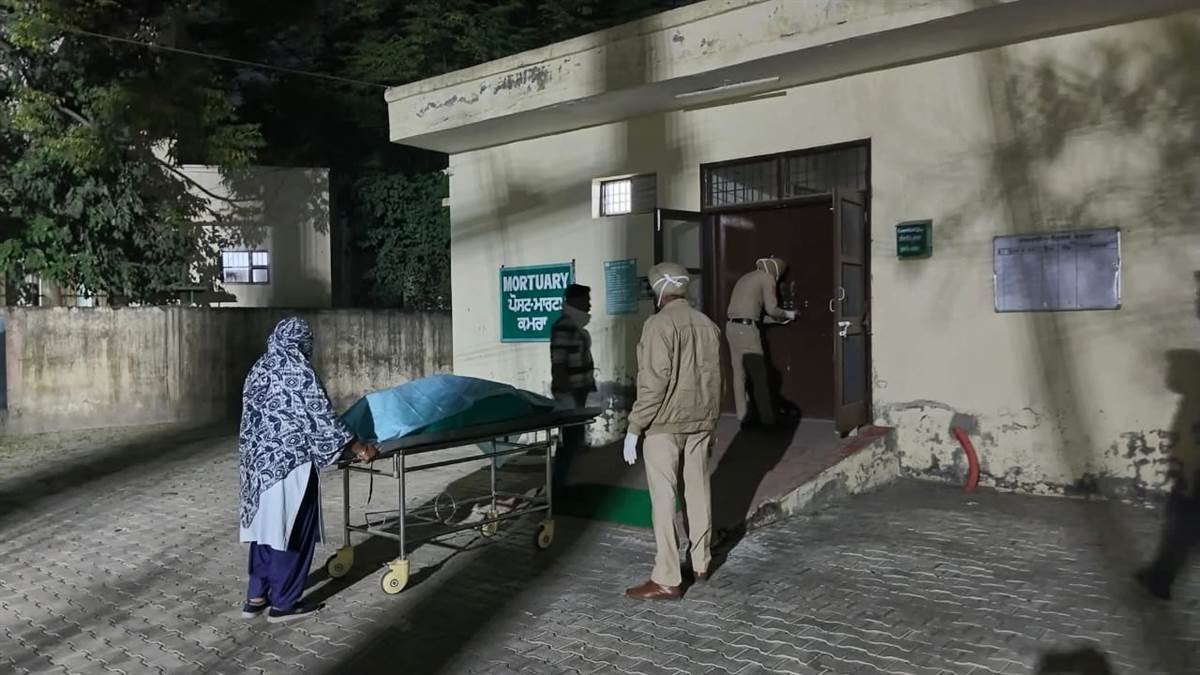 Barnala News : ਸਿਵਲ ਹਸਪਤਾਲ ਦੀ ਤੀਜੀ ਮੰਜ਼ਿਲ ਤੋਂ ਅਣਪਛਾਤੇ ਵਿਅਕਤੀ ਦੀ ਲਾਸ਼ ਮਿਲਣ ਨਾਲ ਫੈਲੀ ਸਨਸਨੀ