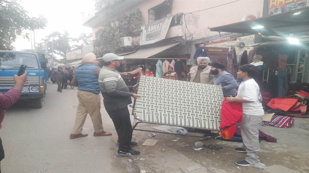 ਨਗਰ ਨਿਗਮ ਦੀ ਟੀਮ ਨੇ ਕਈ ਸੜਕਾਂ ਤੋਂ ਕਬਜ਼ੇ ਹਟਾਏ, ਸਾਮਾਨ ਕੀਤਾ ਜ਼ਬਤ