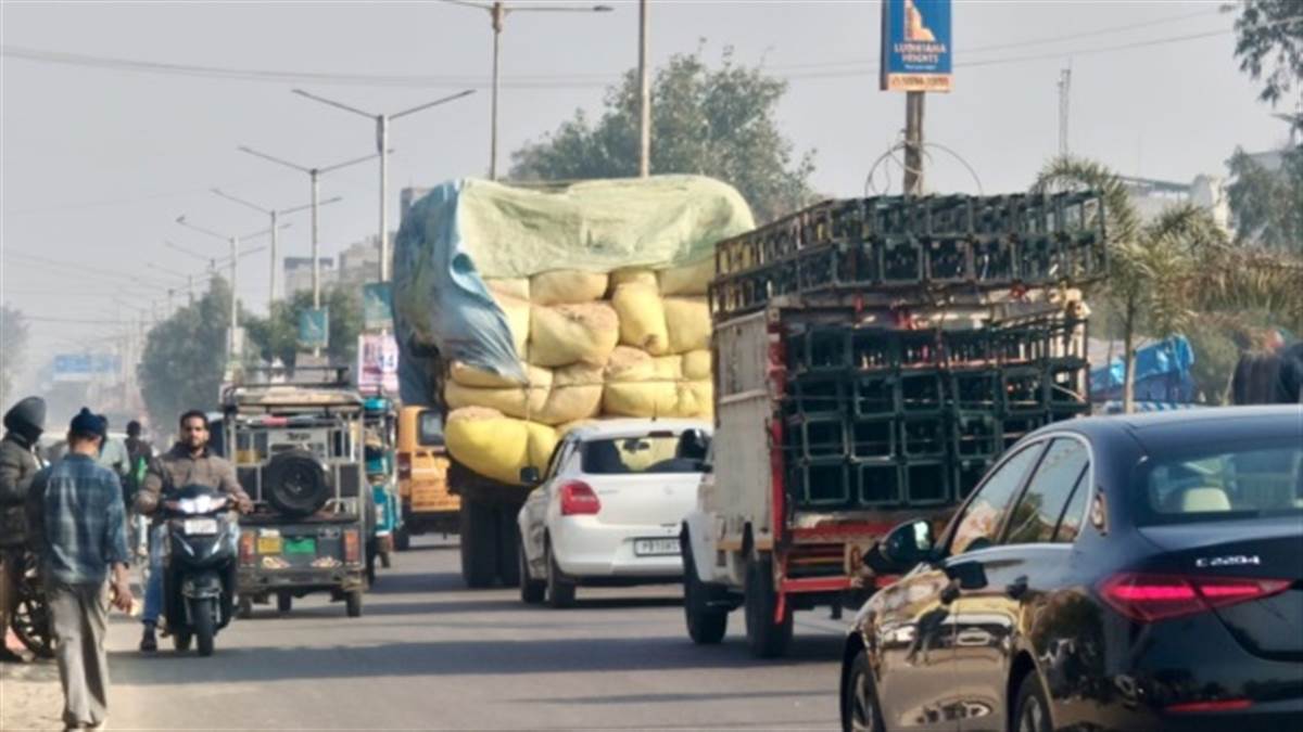 ਧੁੰਦਾਂ 'ਚ ਜਾਨ ਦਾ ਖੌਅ ਬਣ ਰਹੇ ਹਾਈਵੇਅ 'ਤੇ ਚੱਲ ਰਹੇ ਓਵਰਲੋਡ ਵਾਹਨ,  RTO ਤੇ ਪੁਲਿਸ ਨੇ ਧਾਰੀ ਚੁੱਪ