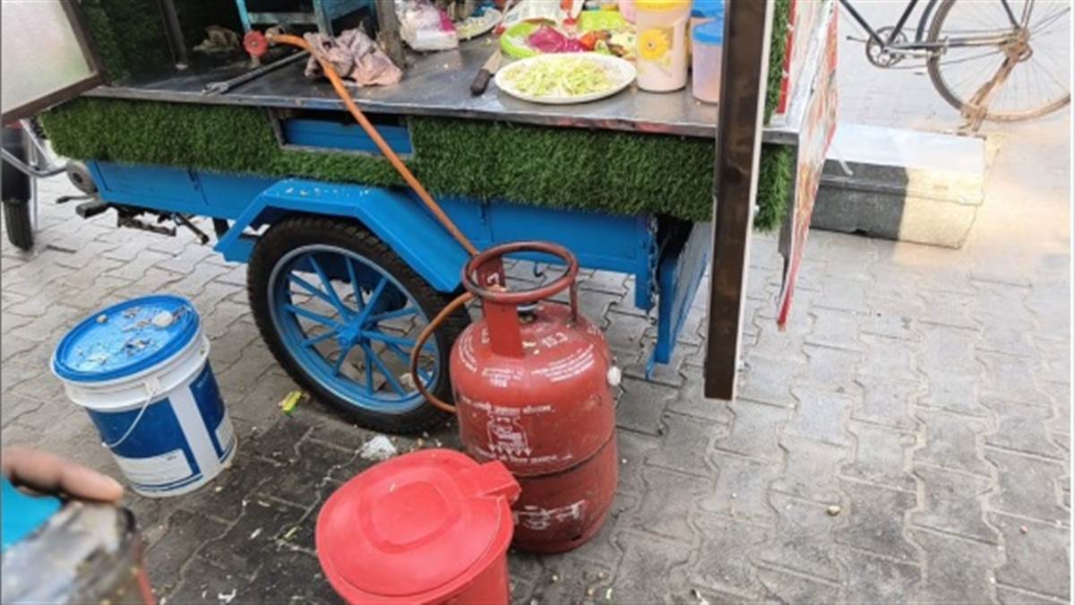 ਘਰੇਲੂ ਗੈਸ ਸੰਕਟ! ਪਿਛਲੇ ਮਹੀਨੇ ਤੋਂ ਸਪਲਾਈ ਬੰਦ, ਕਾਲੇ ਬਾਜ਼ਾਰ ’ਚ 100-150 ਰੁਪਏ ਪ੍ਰਤੀ ਕਿੱਲੋ ਵਿਕ ਰਹੀ ਗੈਸ; ਜਾਂਚ ਦੇ ਘੇਰੇ 'ਚ ਪ੍ਰਸ਼ਾਸਨ