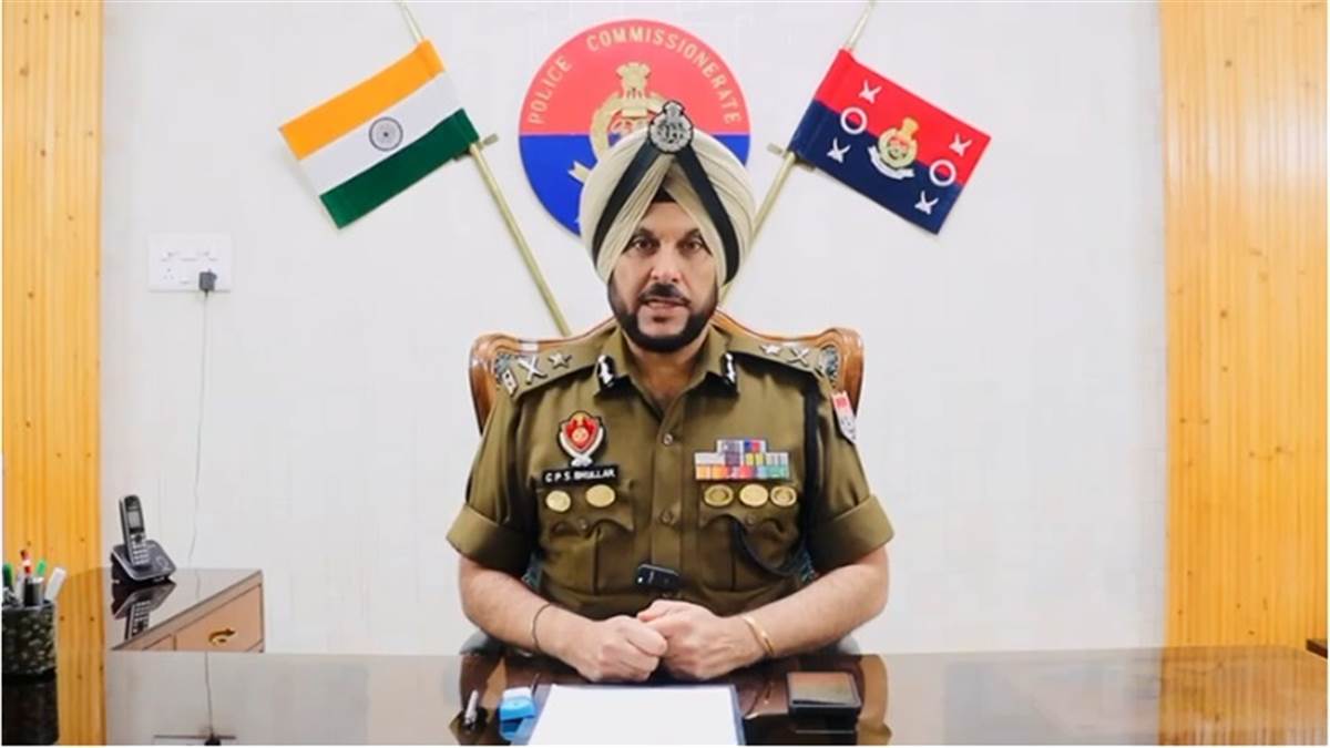 Video : ਸਕੂਲਾਂ ਨੂੰ ਧਮਕੀ ਮਾਮਲੇ 'ਚ ਕੇਂਦਰੀ ਏਜੰਸੀਆਂ ਦੀ ਐਂਟਰੀ, ਅੰਮ੍ਰਿਤਸਰ ਪੁਲਿਸ ਵੀ ਅਲਰਟ 'ਤੇ; CP ਤੇ SSP ਨੇ ਆਖੀ ਵੱਡੀ ਗੱਲ