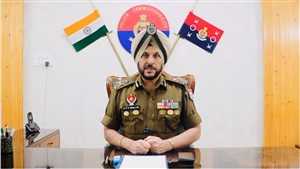 Video : ਸਕੂਲਾਂ ਨੂੰ ਧਮਕੀ ਮਾਮਲੇ 'ਚ ਕੇਂਦਰੀ ਏਜੰਸੀਆਂ ਦੀ ਐਂਟਰੀ, ਅੰਮ੍ਰਿਤਸਰ ਪੁਲਿਸ ਵੀ ਅਲਰਟ 'ਤੇ; CP ਤੇ SSP ਨੇ ਆਖੀ ਵੱਡੀ ਗੱਲ