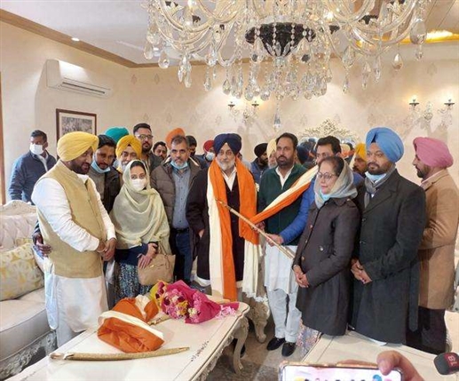 ਸੁਖਬੀਰ ਬਾਦਲ ਦੇ ਨਿਸ਼ਾਨੇ ’ਤੇ ਅਰਵਿੰਦ ਕੇਜਰੀਵਾਲ, ਕਿਹਾ-ਪੰਜਾਬ ’ਚ ‘ਆਪ’ ਦਾ ਹੋਵੇਗਾ ਨਕਲੀ ਮੁੱਖ ਮੰਤਰੀ ਚਿਹਰਾ