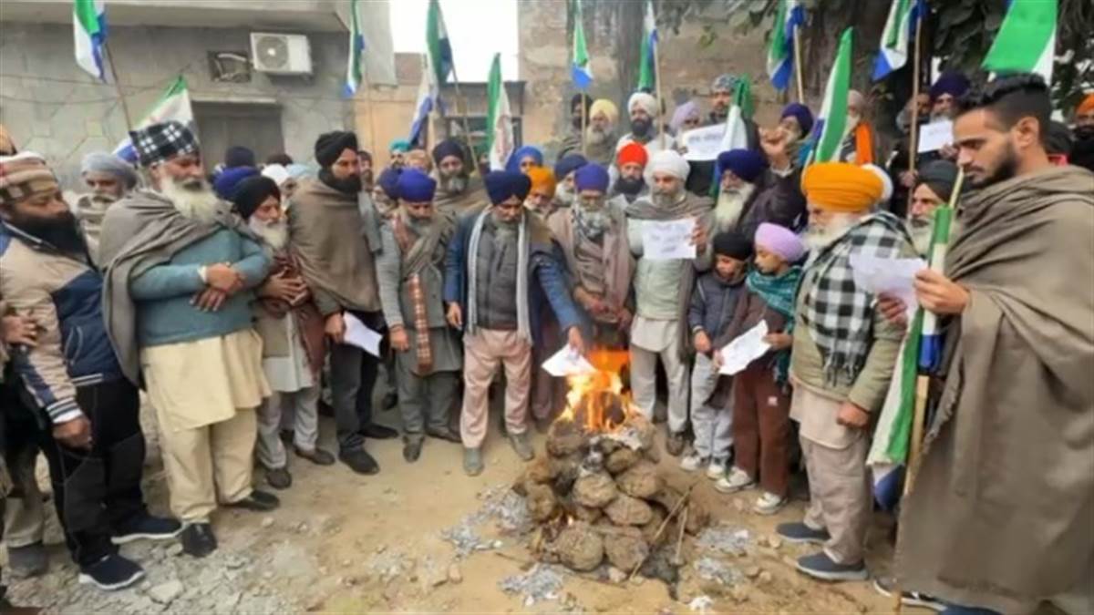 ਕਿਸਾਨਾਂ ਨੇ ਕਰ ਮੁਕਤ ਸਮਝੌਤੇ ਦੀਆਂ ਕਾਪੀਆਂ ਸਾੜੀਆਂ