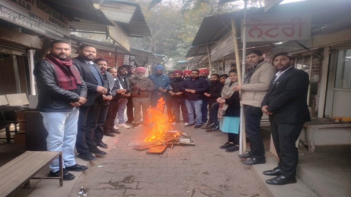 ਵਕੀਲਾਂ, ਟਾਈਪੀਸਟਾਂ ਅਤੇ ਅਸ਼ਟਾਮ ਫਰੋਸ਼ਾਂ ਨੇ ਧੂਮਧਾਮ ਨਾਲ ਮਨਾਈ ਲੋਹੜੀ