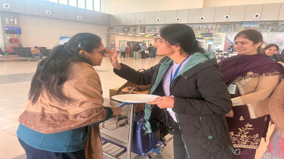 ਆਦਮਪੁਰ ਹਵਾਈ ਅੱਡੇ ਦੇ ਸਟਾਫ ਨੇ ਯਾਤਰੀਆਂ ਨਾਲ ਮਨਾਈ ਲੋਹੜੀ
