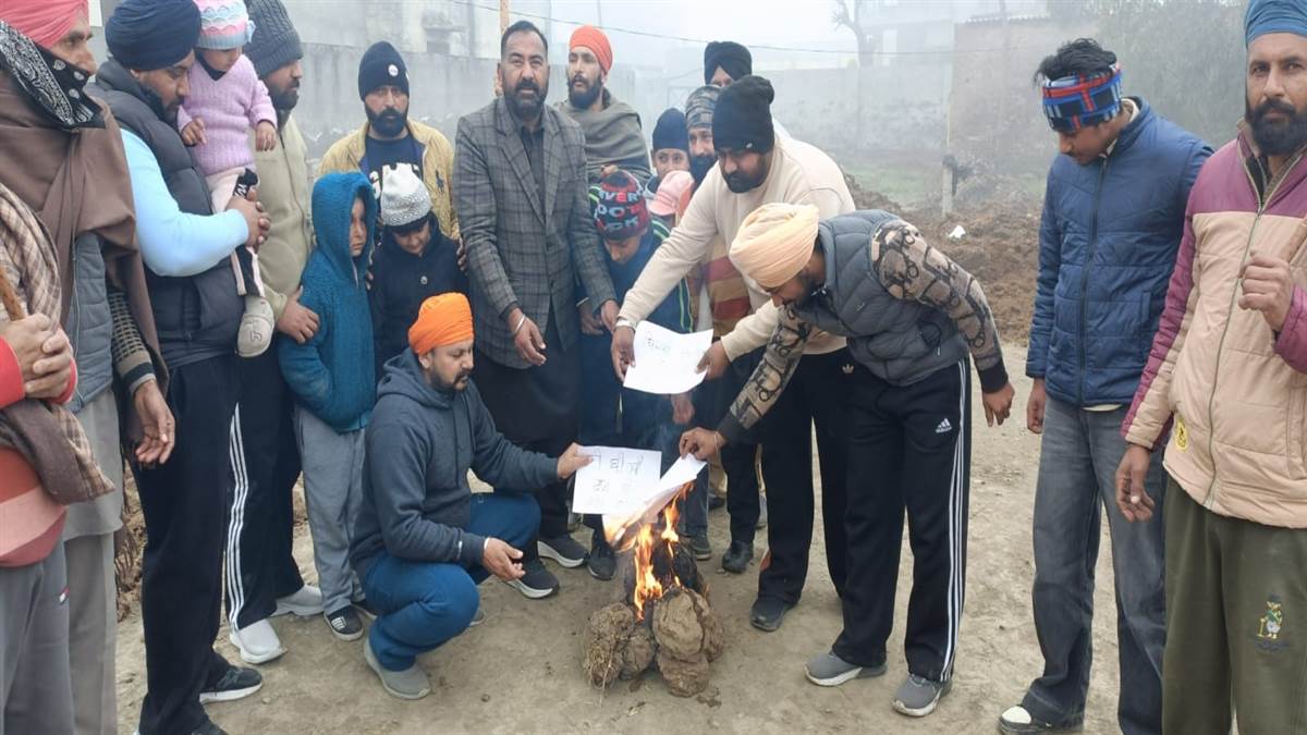 ਕਿਸਾਨ ਮਜ਼ਦੂਰ ਜਥੇਬੰਦੀ ਵੱਲੋਂ ਲੋਹੜੀ ਮੌਕੇ ਕਾਲੇ ਕਾਨੂੰਨਾਂ ਦੀਆਂ ਸਾੜੀਆਂ ਕਾਪੀਆਂ