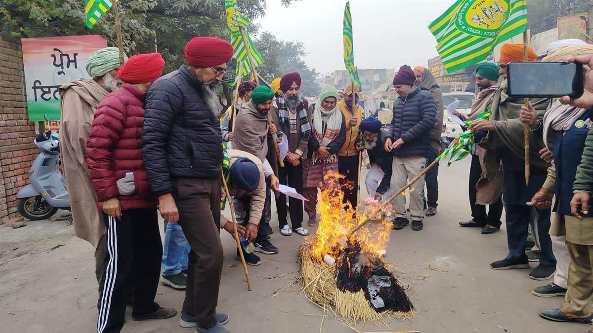 ਕਿਸਾਨਾਂ ਨੇ ਕੇਂਦਰ ਸਰਕਾਰ ਦੇ ਬਿੱਲਾਂ ਦੀ ਸਾੜੀ ਲੋਹੜੀ