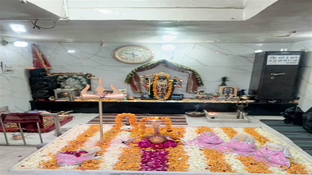 ਗੁਰੂ ਨਗਰੀ ’ਚ ਗੂੰਜਣਗੇ ਹਰ ਹਰ ਮਹਾਦੇਵ ਦੇ ਜੈਕਾਰੇ, ਮੰਦਰਾਂ ’ਚ ਕੀਤੀ ਸਜਾਵਟ