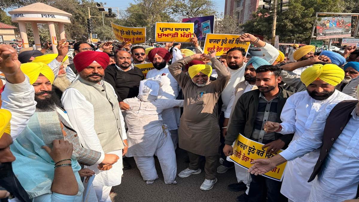 ‘ਆਪ’ ਨੇ ਕਾਂਗਰਸੀ ਆਗੂ ਪ੍ਰਤਾਪ ਸਿੰਘ ਬਾਜਵਾ ਦਾ ਪੁਤਲਾ ਫੂਕਿਆ