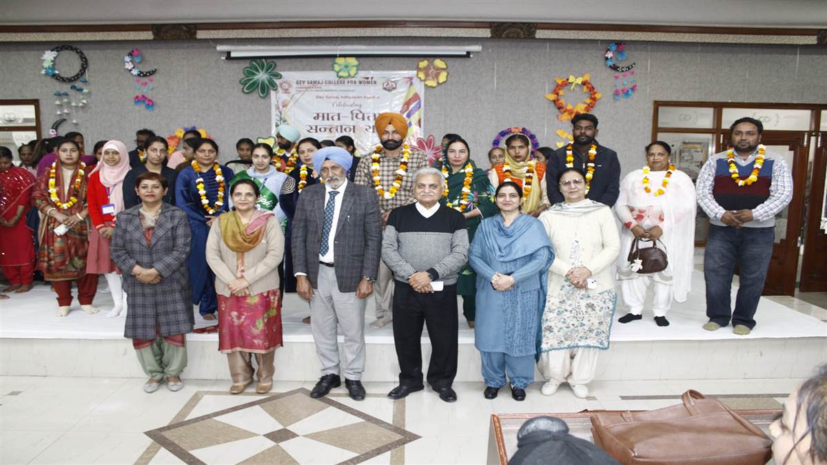 ਦੇਵ ਸਮਾਜ ਕਾਲਜ ਫਾਰ ਵੂਮੈਨ ਵਿਖੇ ਮਾਤ-ਪਿਤਾ ਸੰਤਾਨ ਯੱਗ ਕਰਵਾਇਆ