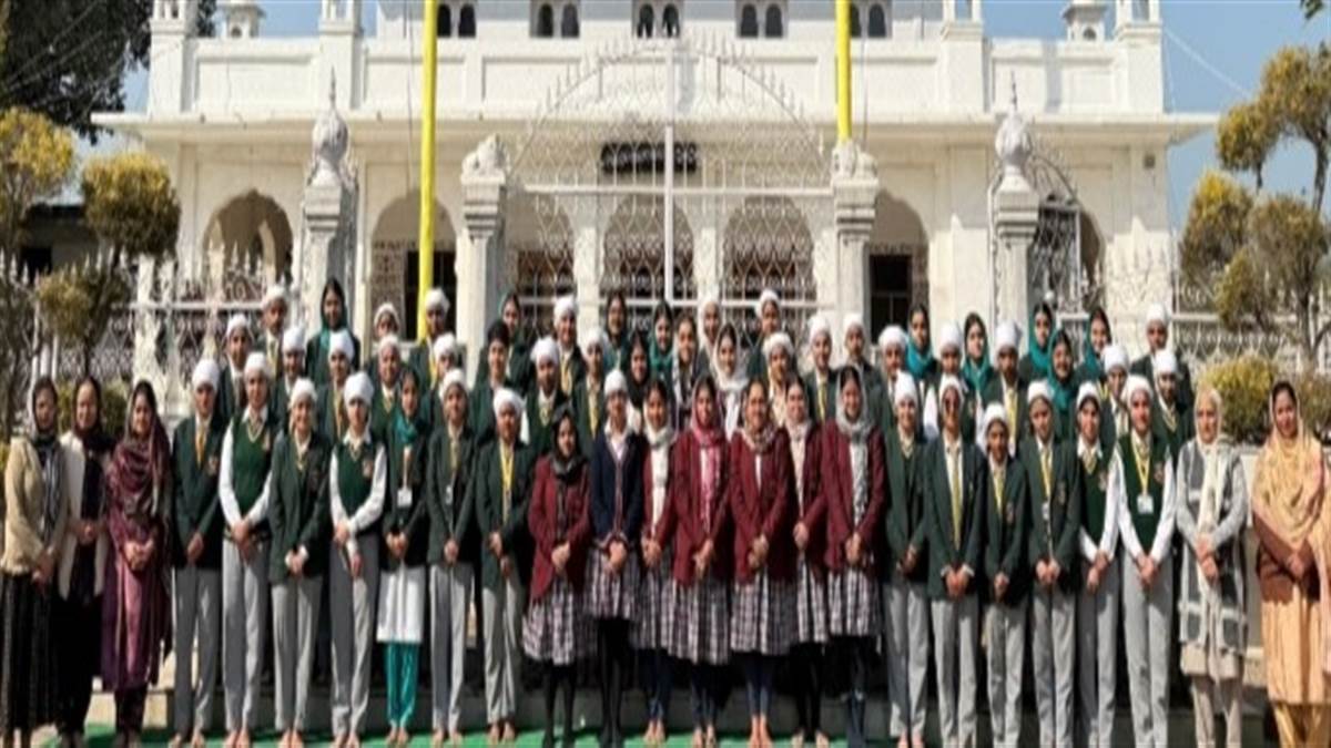 ਹੇਮਕੁੰਟ ਸਕੂਲ ਦੇ ਵਿਦਿਆਰਥੀ ਗੂਰੂਘਰ ਹੋਏ ਨਤਮਸਤਕ