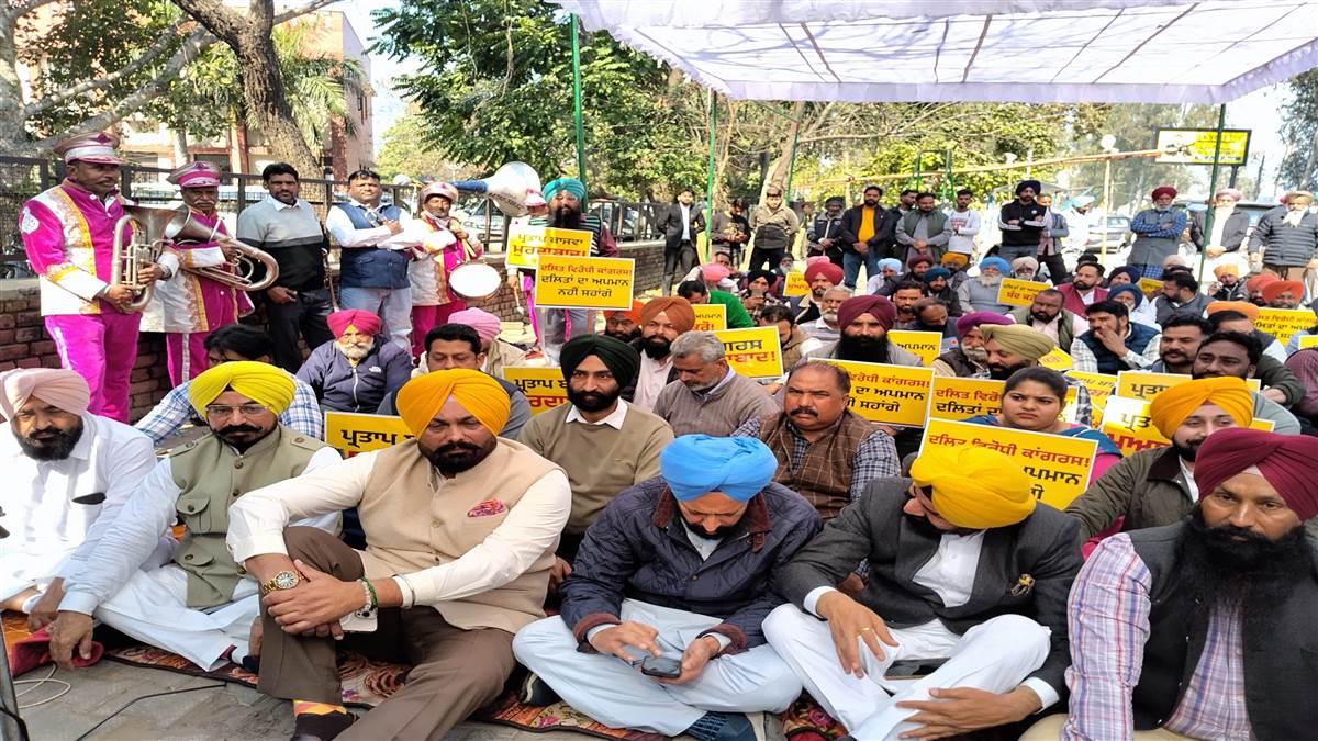 ਕਾਂਗਰਸੀਆਂ ਦੀ ਭੈੜੀ ਸ਼ਬਦਾਵਲੀ ਦੇ ਵਿਰੋਧ ’ਚ ਆਪ ਵੱਲੋਂ ਰੋਸ ਧਰਨਾ