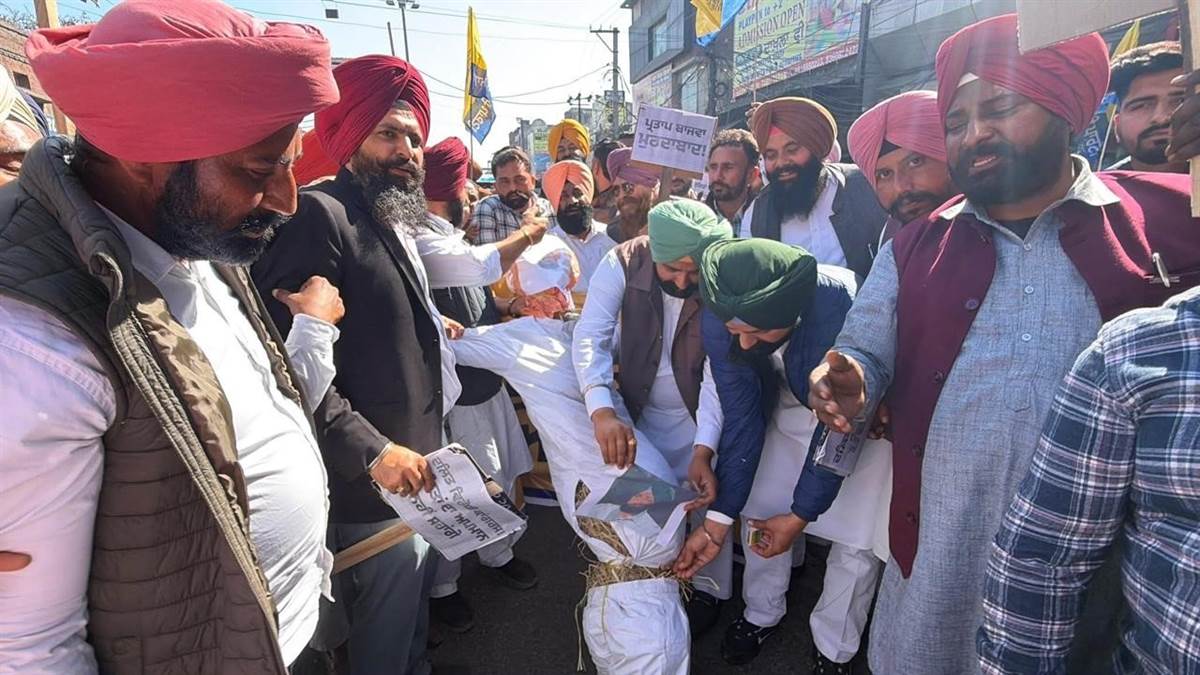 ਮੰਤਰੀ ਈਟੀਓ ਵਿਰੁੱਧ ਟਿੱਪਣੀ ’ਤੇ ਆਪ ਨੇ ਘੇਰੀ ਕਾਂਗਰਸ, ਬਾਜਵਾ ਦਾ ਪੁਤਲਾ ਫੂਕਿਆ