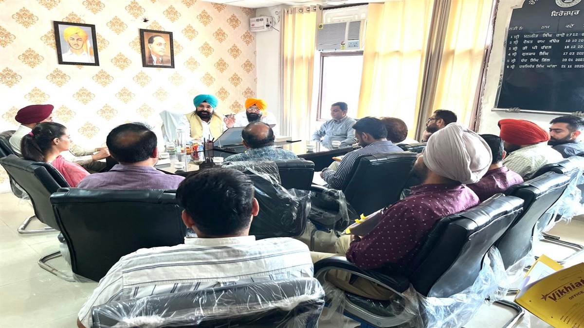 ਵਿਕਾਸ ਕਾਰਜਾਂ ਸਬੰਧੀ ਵੱਖ-ਵੱਖ ਵਿਭਾਗਾਂ ਦੇ ਅਧਿਕਾਰੀਆਂ ਨਾਲ ਚਰਚਾ