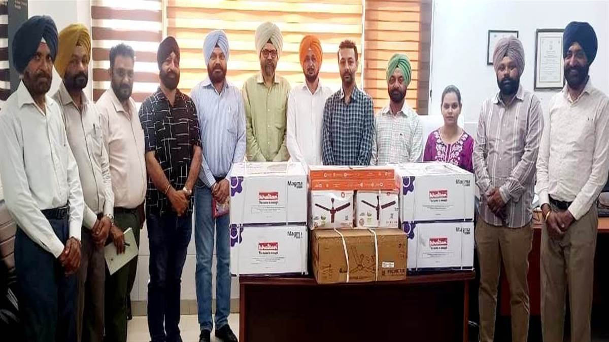ਸਮਾਜ ਸੇਵੀ ਵਿਅਕਤੀਆਂ ਨੇ ਜ਼ਿਲ੍ਹਾ ਹਸਪਤਾਲ ਨੂੰ ਪੱਖੇ ਕੀਤੇ ਭੇਟ