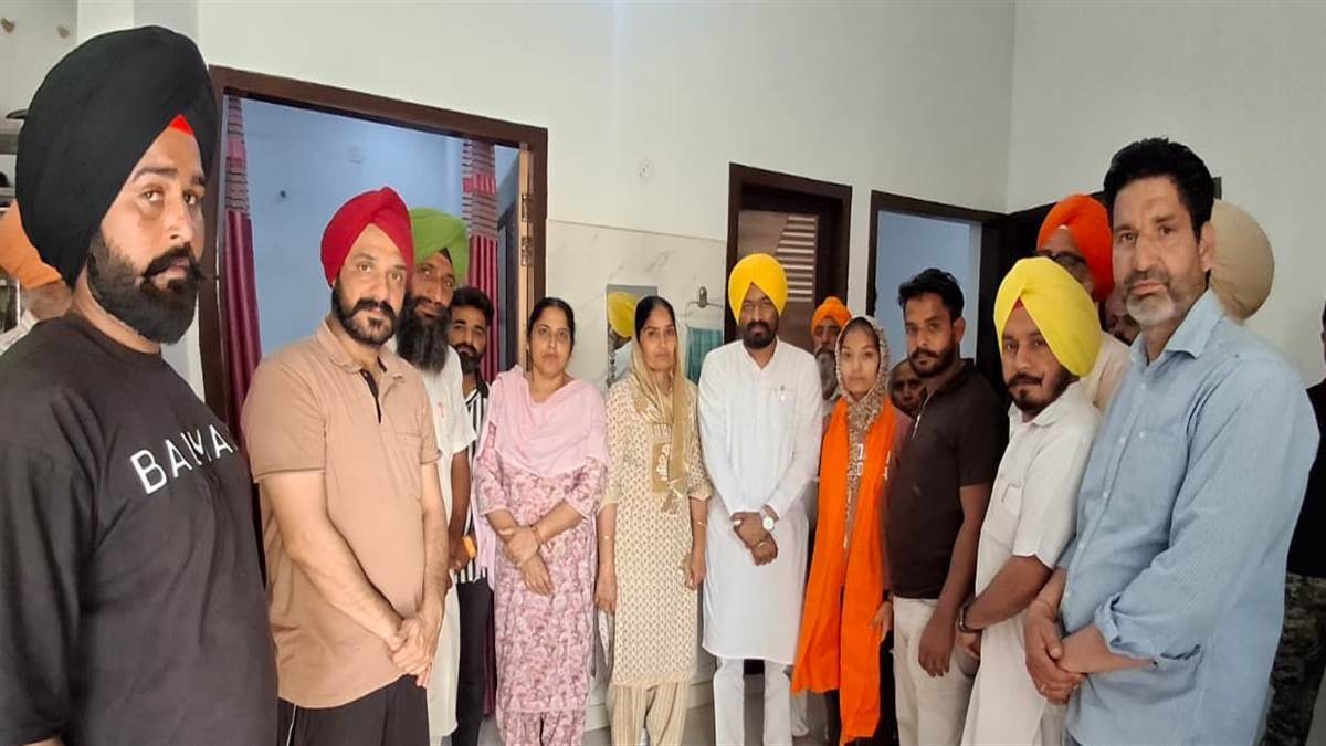 ਮੈਰਿਟ ’ਚ ਆਉਣ ਵਾਲੀ ਪੱਖੋਂ ਕਲਾਂ ਦੀ ਧੀ ਦਾ ਸਨਮਾਨ