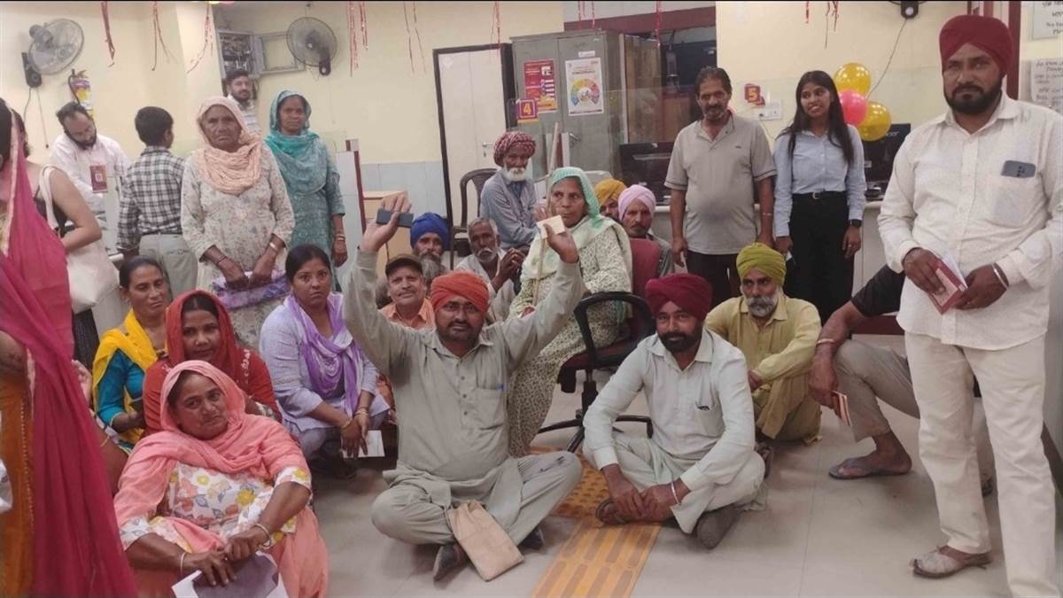 ਨਕਦ ਪੈਸੇ ਨਾ ਮਿਲਨ ਕਰ ਕੇ ਬੈਂਕ ਖਾਤਾਧਾਰਕਾਂ ਵੱਲੋਂ ਰੋਸ ਪ੍ਰਦਰਸ਼ਨ