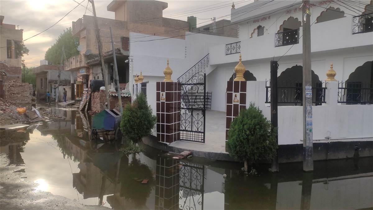 ਪਿੰਡ ਕੂੰਟ ’ਚ ਅੱਧ ਵਿਚਾਲੇ ਲਟਕੇ ਸੀਵਰੇਜ ਕਾਰਨ ਲੋਕ ਪਰੇਸ਼ਾਨ