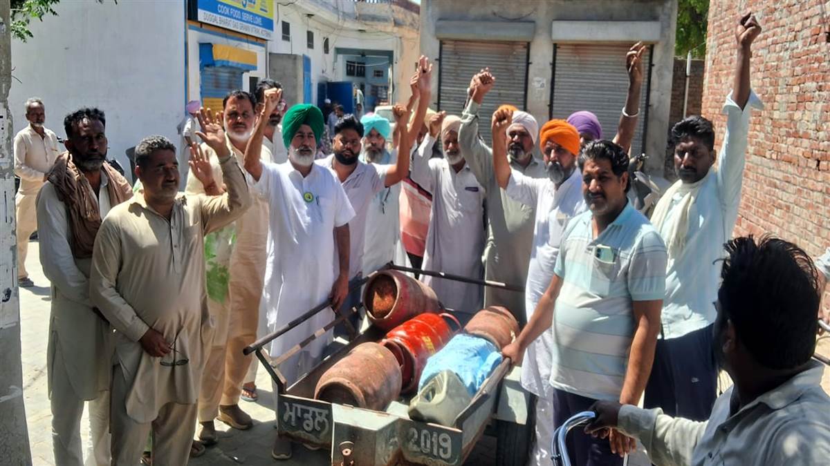 ਗੈਸ ਏਜੰਸੀ ਕੋਟਭਾਈ ਵੱਲੋਂ ਗੈਸ ਸਿਲੰਡਰ ਨਾ ਦੇਣ ਖਿਲਾਫ ਕੀਤੀ ਨਾਅਰੇਬਾਜ਼ੀ