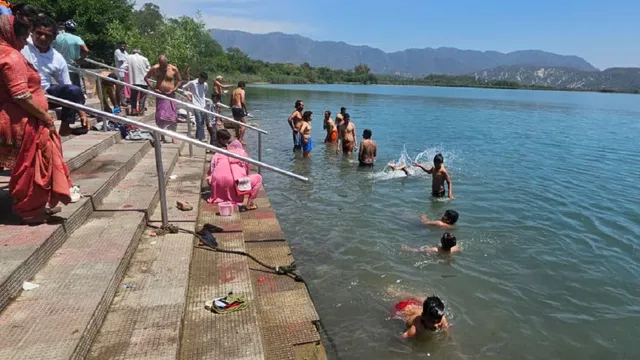 ਆਸਥਾ ਤੇ ਉਤਸ਼ਾਹ ਦਾ ਸੰਗਮ: ਸਤਲੁਜ 'ਚ ਸ਼ਰਧਾਲੂਆਂ ਨੇ ਲਾਈ ਡੁਬਕੀ, ਵਿਸਾਖੀ 'ਤੇ ਨੰਗਲ 'ਚ ਉਮੜੀ ਭੀੜ
