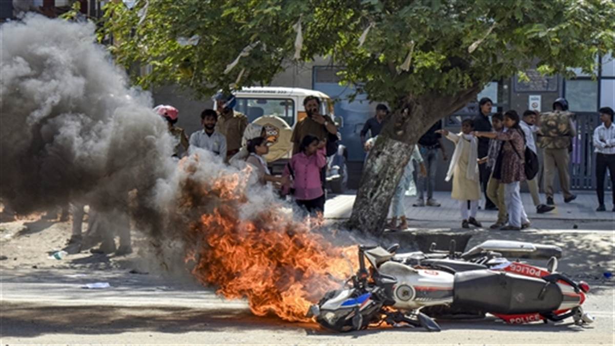 Noida Protest: ਅੱਠ ਘੰਟੇ ਦੀ ਸ਼ਿਫਟ ਤੇ 20 ਹਜ਼ਾਰ ਤਨਖ਼ਾਹ, ਨੋਇਡਾ 'ਚ ਕਰਮਚਾਰੀਆਂ ਦਾ ਹਿੰਸਕ ਪ੍ਰਦਰਸ਼ਨ; 10 Points 'ਚ ਸਮਝੋ ਪੂਰੀ ਡਿਟੇਲ