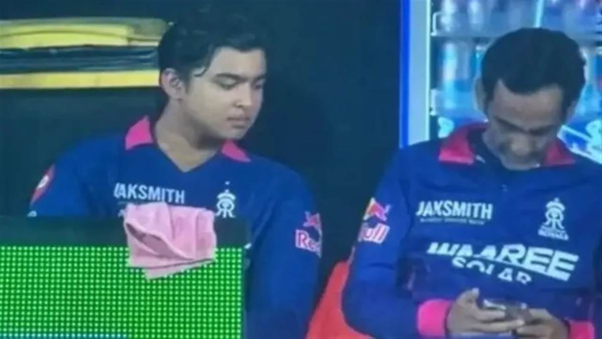 RCB ਦੇ ਖ਼ਿਲਾਫ਼ ਮੈਚ ’ਚ ਫੋਨ ਦੀ ਵਰਤੋਂ ਕਰਕੇ ਬੁਰੀ ਤਰ੍ਹਾਂ ਫਸੇ ਰਾਜਸਥਾਨ ਰਾਇਲਜ਼ ਦੇ ਮੈਨੇਜਰ, BCCI ਨੇ ਜਾਰੀ ਕੀਤਾ ਨੋਟਿਸ
