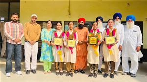 ਜ਼ਿਲ੍ਹੇ ’ਚੋਂ ਟਾਪ ਕਰਨ ਵਾਲੇ ਵਿਦਿਆਰਥੀਆਂ ਨੂੰ ਕੀਤਾ ਸਨਮਾਨਿਤ
