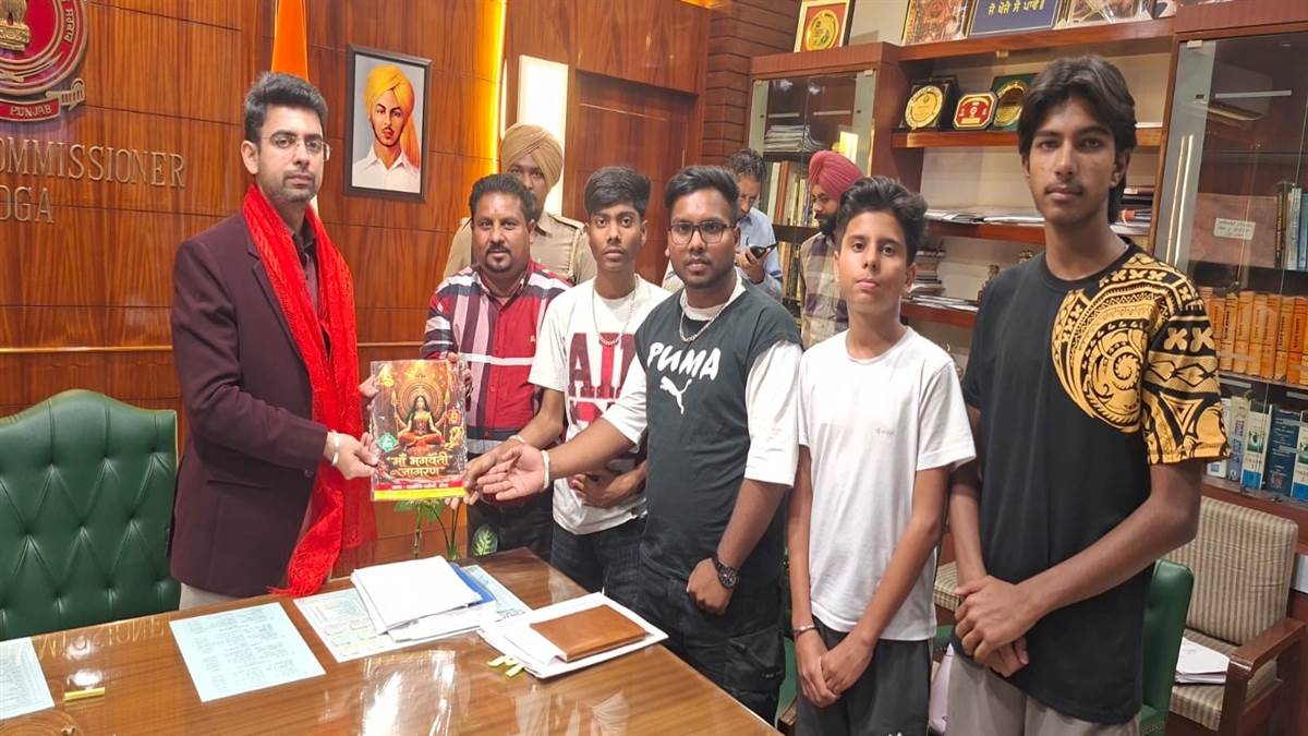 ਮਾਂ ਸ਼ੇਰਾਂਵਾਲੀ ਦੇ ਵਿਸ਼ਾਲ ਜਾਗਰਣ ਦਾ ਨਿਮੰਤਰਣ ਪੱਤਰ ਡੀਸੀ ਸਾਗਰ ਸੇਤੀਆ ਨੂੰ ਭੇਟ