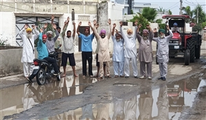 ਪਿੰਡ ਹਮੀਦੀ ਵਿਖੇ ਸੜਕ ਦੀ ਹਾਲਤ ਖਸਤਾ, ਲੋਕ ਪਰੇਸ਼ਾਨ