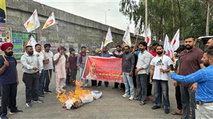 ਪੇਪਰ ਲੀਕ ਤੇ ਮੁਲਾਜ਼ਮਾਂ ’ਤੇ ਹੋਏ ਲਾਠੀਚਾਰਜ ਵਿਰੁੱਧ ਪੁਤਲਾ ਫੂਕ ਮੁਜ਼ਾਹਰਾ
