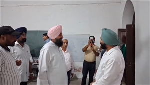 ਗੁਰਦਾਸਪੁਰ ਦੇ ਕਾਦੀਆਂ 'ਚ ਵੋਟ ਪਾਉਣ ਪਹੁੰਚੇ ਪ੍ਰਤਾਪ ਸਿੰਘ ਬਾਜਵਾ; ਲੋਕਾਂ ਨੂੰ ਕੀਤੀ ਲੋਕਤੰਤਰ ਦੇ ਤਿਉਹਾਰ 'ਚ ਹਿੱਸਾ ਲੈਣ ਦੀ ਅਪੀਲ