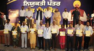 ਇੰਤਜ਼ਾਰ ਖ਼ਤਮ: ਜੰਗਲਾਤ ਮਹਿਕਮੇ ਦੇ 516 ਕੱਚੇ ਮੁਲਾਜ਼ਮਾਂ ਨੂੰ ਮਿਲਿਆ ਪੱਕੀ ਨੌਕਰੀ ਦਾ ਤੋਹਫ਼ਾ, CM Mann ਨੇ ਵੰਡੇ ਨਿਯੁਕਤੀ ਪੱਤਰ