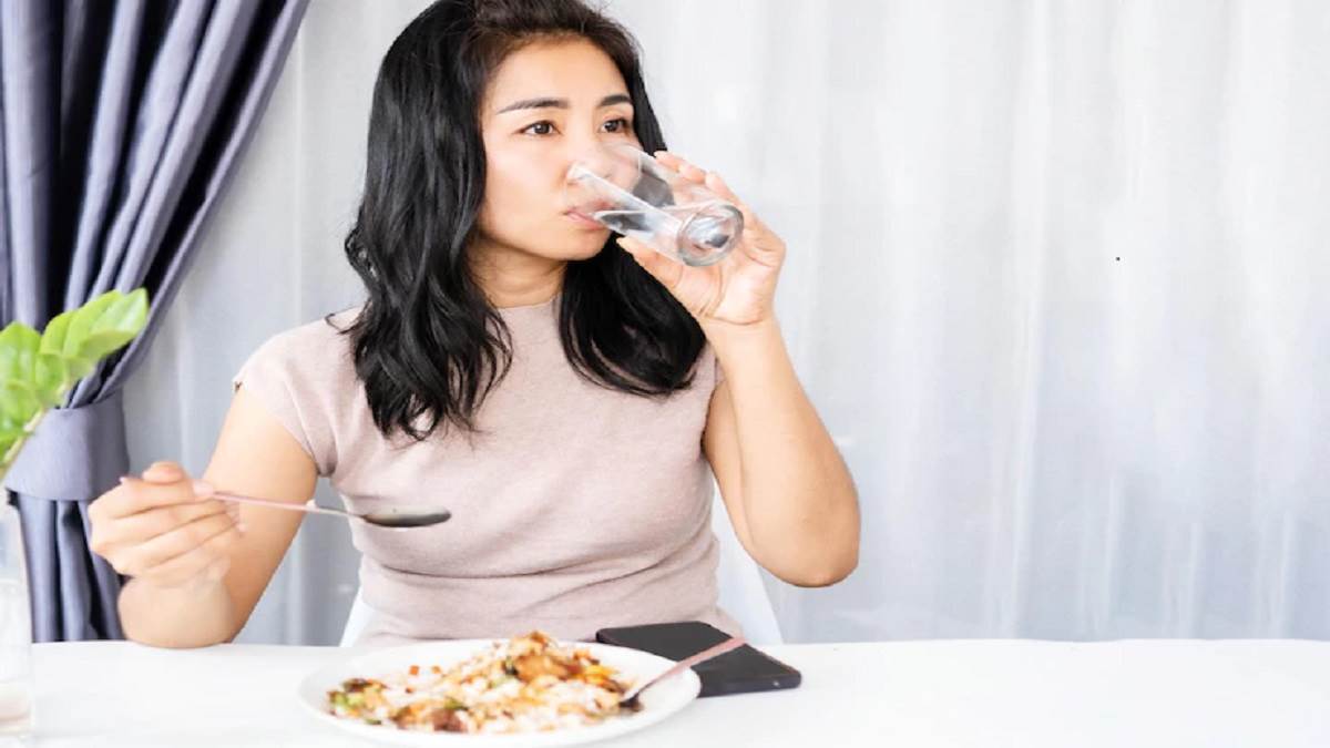 Drinking Water  Drinking water while eating harms health how to prevent it