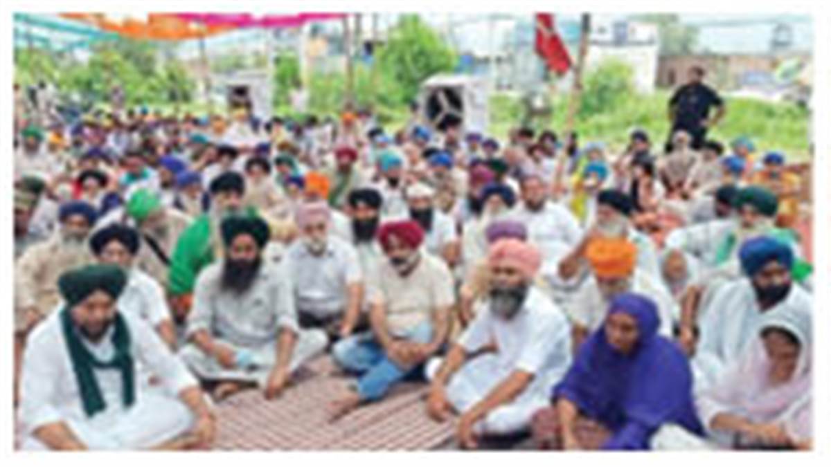 MLA Pargat Singh joined the farmers strike against the sugar mill owners