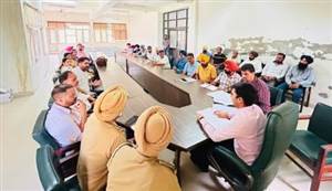 ਐਸਡੀਐਮ ਆਯੂਸ਼ ਗੋਇਲ ਵਲੋਂ ਅਧਿਕਾਰੀਆਂ ਨਾਲ ਮੀਟਿੰਗ