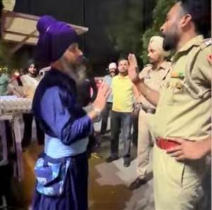 ਨਾਜਾਇਜ਼ ਕਬਜ਼ੇ ਹਟਾਉਣ ਦੌਰਾਨ ਹੰਗਾਮਾ, ਮੁਹਾਲੀ 'ਚ ਨਿਗਮ ਟੀਮ ਨਾਲ ਨਿਹੰਗ ਸਿੰਘ ਦੀ ਤਕਰਾਰ; ਮੌਕੇ 'ਤੇ ਪੁਲਿਸ ਤਾਇਨਾਤ