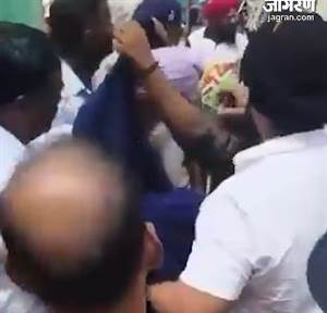 ਸੀਟੀਆਂ ਵਜਾਈਆਂ, ਪੱਗ ਬੰਨ੍ਹੀ... ਨਾਂਦੇੜ ’ਚ ਪੁਲਿਸ ਦੀ ਗੱਡੀ ਰੋਕ ਕੇ ਸੁਖਬੀਰ ਬਾਦਲ ਦੇ ਹਮਲਾਵਰ ਦਾ ਲੋਕਾਂ ਨੇ ਕੀਤਾ ਸਨਮਾਨ