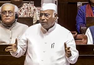 Monsoon Session : ਰਾਜ ਸਭਾ ’ਚ ਖੜਗੇ ਦਾ ਦਰਦ- ਮੈਨੂੰ ਕਰਵਾਇਆ ਗਿਆ ਅਛੂਤ ਹੋਣ ਦਾ ਅਹਿਸਾਸ, ਨੱਡਾ ਨੇ ਵੀ ਦੁੱਖ ਪ੍ਰਗਟਾਇਆ