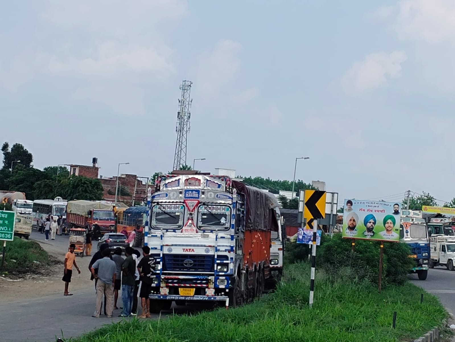 ਗੰਨੇ ਦੀ ਸਬਸਿਡੀ ਨੂੰ ਲੈ ਕੇ ਕਿਸਾਨਾਂ ਨੇ ਅੰਮ੍ਰਿਤਸਰ ਪਠਾਨਕੋਟ ਹਾਈਵੇ ’ਤੇ ਲਾਇਆ ਧਰਨਾ